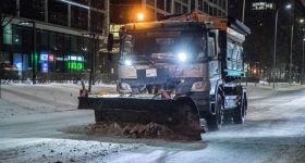 Ślisko na stołecznych ulicach. ZOM wysłał 70 pługoposypywarek