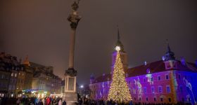 Nowa zimowa atrakcja Warszawy: ruszyło „Kino pod Choinką” na Placu Defilad