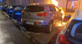 Nocna akcja ratunkowa na Pradze-Północ: Strażnicy miejscy zapobiegli tragedii podczas pożaru SUV-a