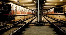 Nocne incydenty w warszawskim metrze: Niebezpieczne skoki na dach i ataki wandali