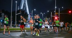 Warszawa w biegu nocą: już w sobotę Wizz Air Night Half Marathon i Praska 5K Run