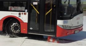 Wypadek w Warszawie: autobus wjechał w przejście podziemne