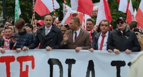 Marsz przeciw migracji w Warszawie. „Tu jest Polska” i petycja do premiera