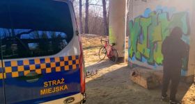 Złapany na gorącym uczynku: malował graffiti na moście Łazienkowskim