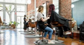 Fotele fryzjerskie dopasowane do potrzeb – zadbaj o stylowe wyposażenie i najwyższy standard usług w swoim salonie