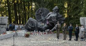 Warszawa honoruje swoich bohaterów: szerokie wsparcie dla Powstańców Warszawskich