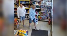 Policja publikuje wizerunki podejrzewanych o kradzież na stacji paliw. Rozpoznajesz ich?