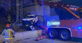 Samochód spadł z wiaduktu nad trasą S8. Akcja służb ratunkowych trwała kilka godzin