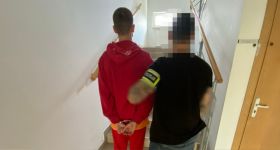 Policja zatrzymała dilera i jego pomocnika na Pradze-Północ. Zabezpieczono narkotyki i gotówkę
