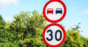 Niebezpiecznie przy placu zabaw na Inflanckiej. Progi zwalniające i strefa 30 km/h w planach miasta