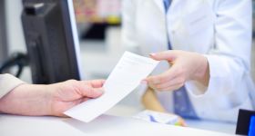 Wyłudzenia refundacji na receptach psychiatrycznych. Prokuratura Okręgowa w Ostrołęce: 23 osoby skazane, straty NFZ sięgają 6 mln zł