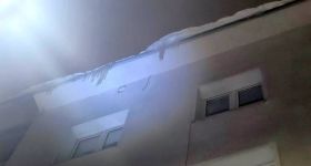 Zima to nie tylko frajda. Groźne sople nad chodnikiem przy rondzie Wiatraczna