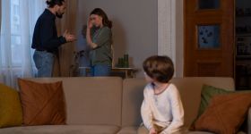 „Tam, gdzie pojawia się przemoc, dom przestaje być bezpieczny i staje się miejscem lęku” – wywiad o przemocy domowej z psychologiem, Anną Hauser