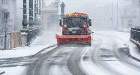 Śnieg zasypuje Warszawę, służby pracują całą dobę