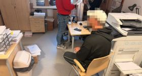 32-latek zatrzymany za zniszczenie dwóch samochodów. Uszkodził auta taboretem