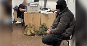 Wpadli w banku na Ochocie. Policja zatrzymała trzech mężczyzn podejrzanych o oszustwo „na podszywacza"