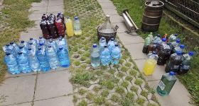 Nielegalna bimbrownia pod Płońskiem zlikwidowana. Policja przejęła 230 litrów alkoholu