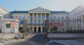 Zakaz krzyży w urzędach w Warszawie? Trzaskowski odpowiada