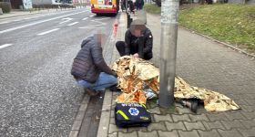 Starsza kobieta zasłabła na ulicy. Pomogli jej policjanci