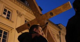 Drogi krzyżowe w Warszawie. W piątek utrudnienia i zmiany w komunikacji