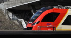 Pociągi wracają na trasę Warszawa-Otwock, ale utrudnienia zostają