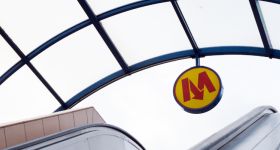 Metro szlifuje szyny. Nocne prace obejmą kilkadziesiąt kilometrów torów