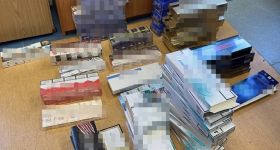 Setki paczek papierosów bez polskich znaków akcyzy ukryte w kuchennych listwach