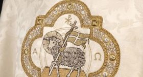 Ornaty.pl: Synonim Najwyższej Jakości Materiałów i Starannego Wykończenia w Szatach Liturgicznych