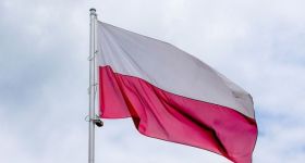 Warszawa rozdaje darmowe flagi. Sprawdź, gdzie i kiedy można je odebrać