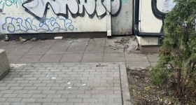 Mieszkańcy skarżą się na bałagan na osiedlu Ruda. Spółdzielnia odpowiada: „jest sprzątane regularnie”