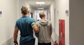 Areszt za usiłowanie zabójstwa. 34-latek pociął nożem znajomego i uciekł