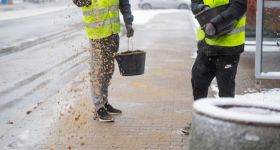 Bezpieczeństwo na warszawskich chodnikach zimą. Kto odpowiada za odśnieżanie i jak zgłosić problem?