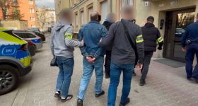 Gruzini zatrzymani na gorącym uczynku. Próba włamania do auta pod piekarnią