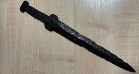 Zabytkowy sztylet na giełdzie kolekcjonerskiej. 68-latek odpowie przed sądem