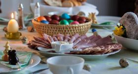 Polacy zmieniają wielkanocne nawyki. Coraz mniej jedzenia trafia do kosza, ale jeden problem wciąż pozostaje