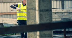 Prace przy ul. Śmiałej 21 na Żoliborzu wstrzymane. Wykonawca naruszył warunki umowy
