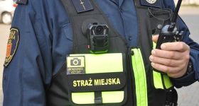 Strażnicy miejscy pomogli rodzinie zagrożonej wychłodzeniem