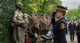 Pomnik Stanisławy Leszczyńskiej odsłonięty przy ul. Karowej. Warszawa upamiętniła położną z Auschwitz