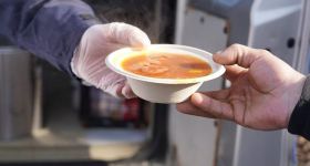 „Trochę ciepła dla bezdomnego” – akcja z inicjatywy stołecznej Straży Miejskiej i Caritas Polska