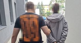 Agresywny recydywista w areszcie: policja rozszerzyła zarzuty dla 43-latka znęcającego się nad rodzicami