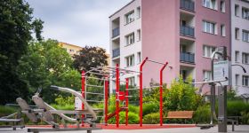 Nowe oblicze skweru przy ul. Gibalskiego – więcej zieleni i atrakcji dla mieszkańców