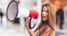 Protest pracowników ZUS przed Ministerstwem Finansów