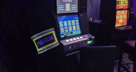 Uderzenie w nielegalny hazard w Otwocku. Zabezpieczono automaty i 14 tys. zł gotówki