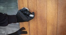 Złodzieje czyhają. Jak zabezpieczyć dom przed wyjazdem na święta?