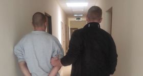 Policja z Wawra aresztowała agresywnego sąsiada po ataku nożem