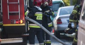 Pożar hali w Bramkach pod Błoniem. Jedna osoba ranna