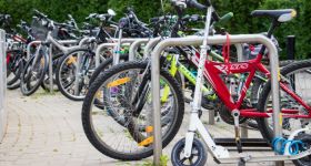 Trwała infrastruktura zamiast barierek: ZDM inwestuje w stojaki rowerowe przy szkołach