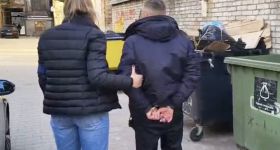 Napad na kobietę na Pradze-Północ. Ten sam mężczyzna ponownie wyrwał jej torebkę kilka godzin po wyjściu z aresztu