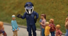 Maskotka warszawskiej policji zamieszkała w miniaturowym świecie