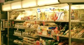 Agresywny mężczyzna z nożem w sklepie na Bemowie